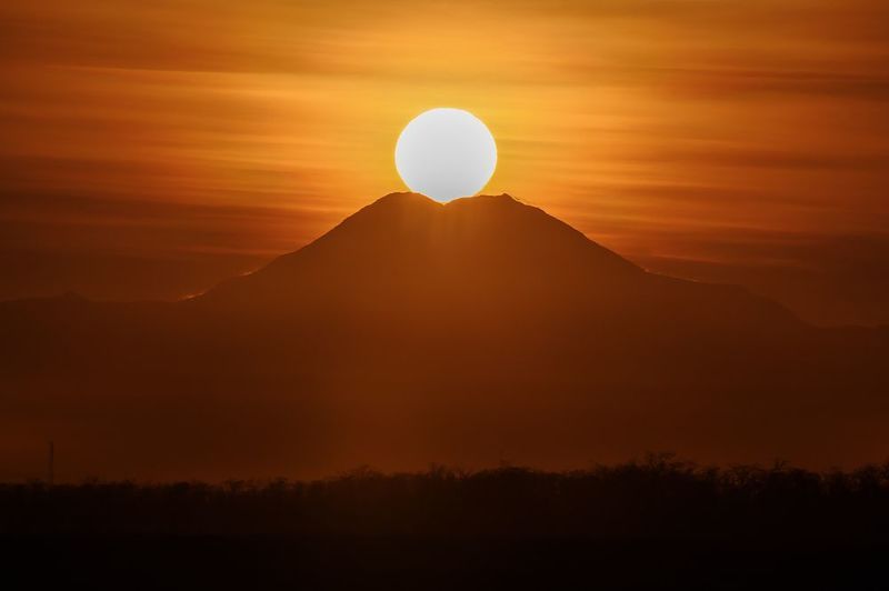 кавказ, горы, закат, солнце, эльбрус, гора, кабардино-балкария, sun, sunset, солнце за горой Яркое солнце над горой фото превью