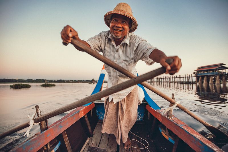 Мьянма, Мандалай Лодочник в Мандалае фото превью
