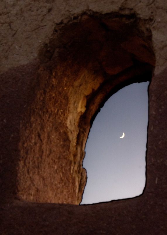 Moon through the castle фото превью