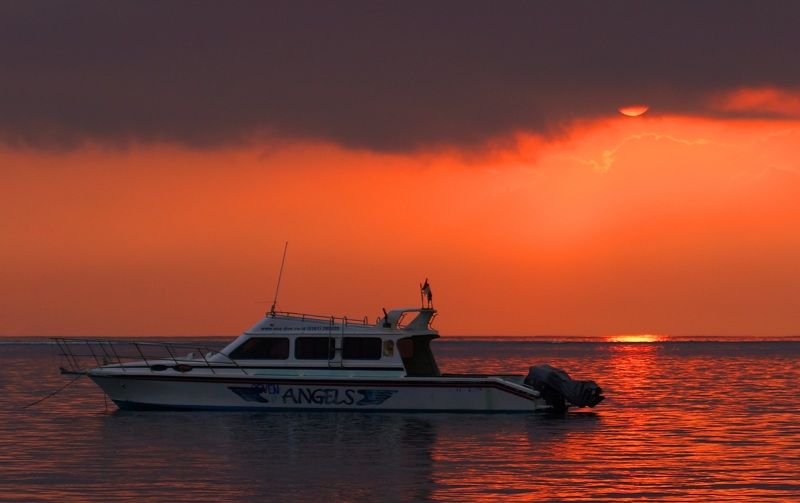dawn, sunrise, shore, sea, ocean, sky, horizon, boat, color, light, reflection, landscape, nature, morning, bright, jukung An anxious morning фото превью