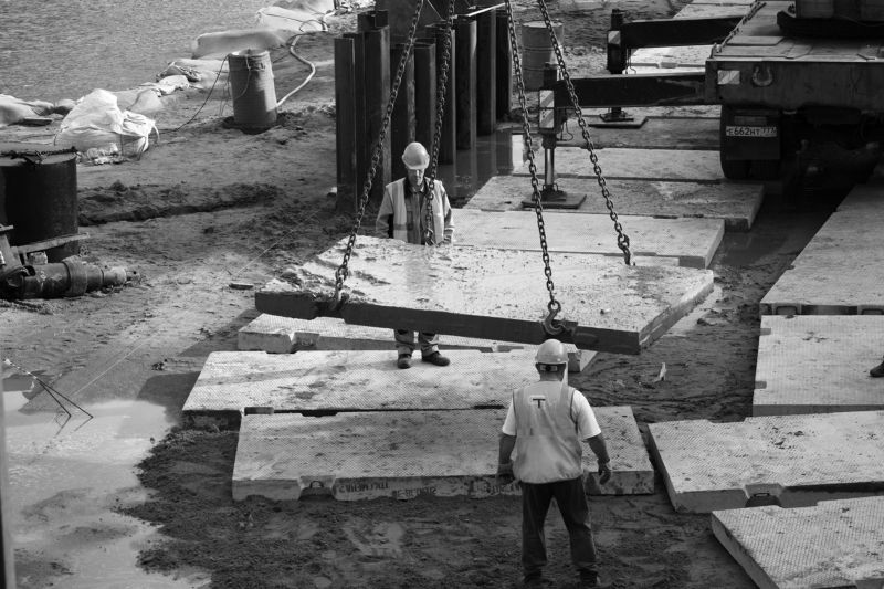 Реконструкция ГЭС2, дорожные плиты, строители, набережная Площадь опоры фото превью