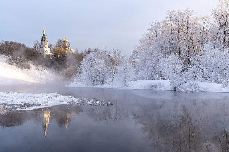 На берегу реки фото превью