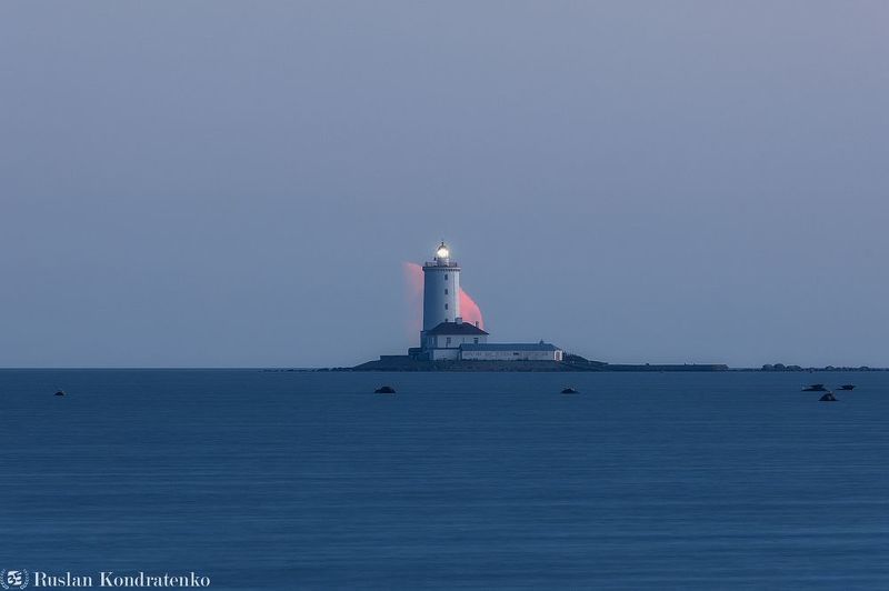 Маяк Толбухин и заходящая Луна фото превью