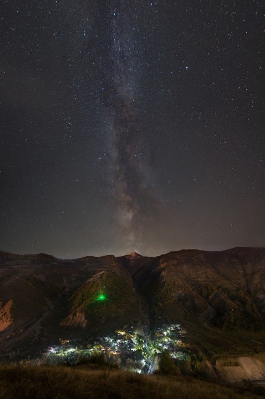 Млечный путь над поселком фото превью