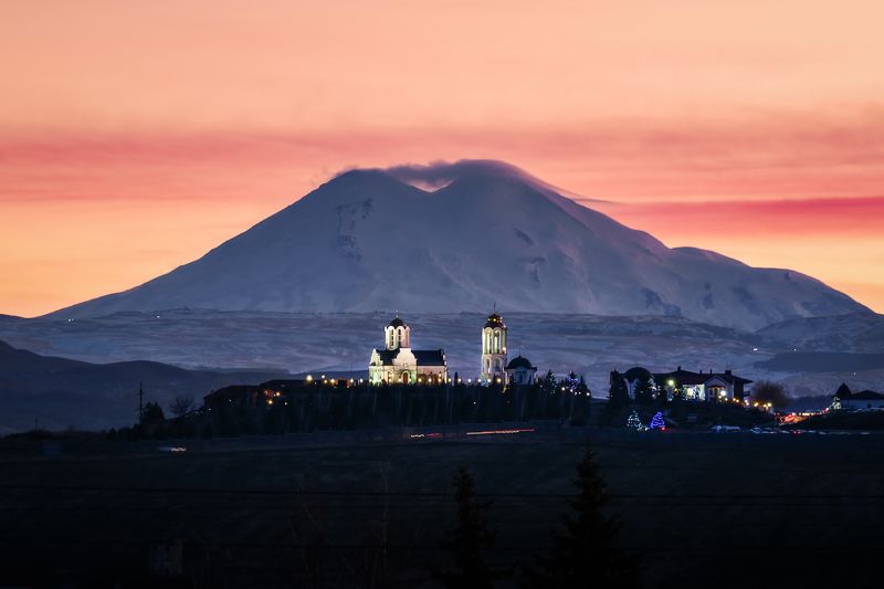 кавказ, горы, вечер, закат, эльбрус, гора, храм, монастырь, кмв, кавказские минеральные воды После заката фото превью
