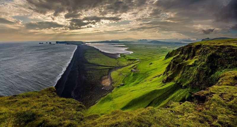 Greenland & black beach (Reynisfjara, Iceland) фото превью