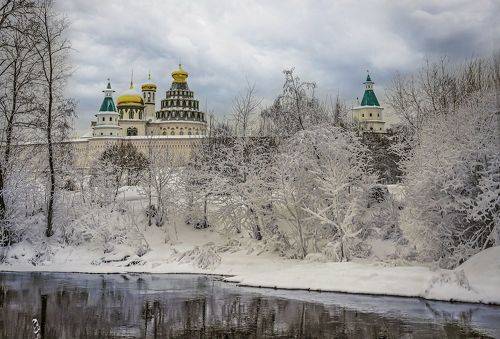 Морозно- а река не мёрзнет...