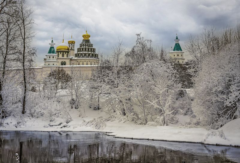 Морозно- а река не мёрзнет... фото превью