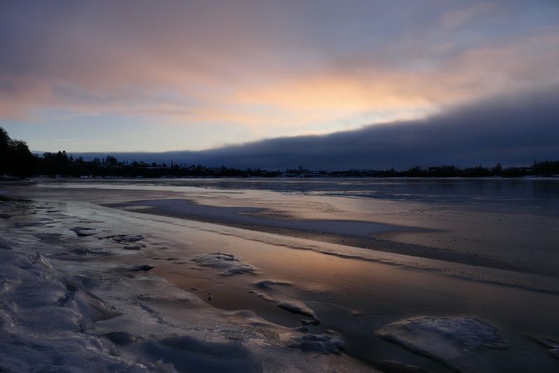 Frozen river фото превью