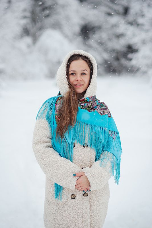 зима девушка в платке шубе валенках лес поле ветви ветки ели Настенька фото превью