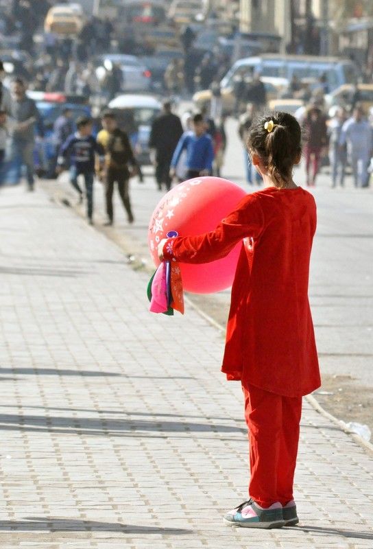 Time passes and I wait... who will buy the balloon... there is someone waiting for me фото превью