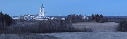 Панорама Ульяновского монастыря с Луной ранней весной