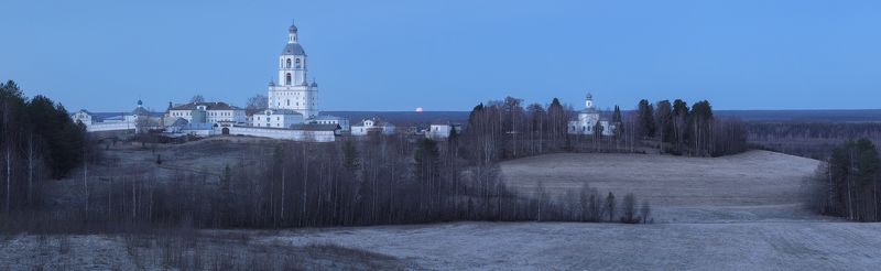 Панорама Ульяновского монастыря с Луной ранней весной фото превью