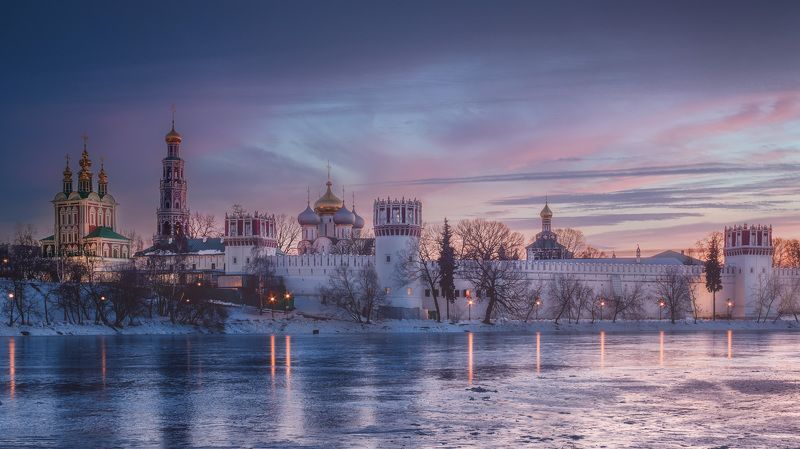 новодевичий монастырь, закат, краски,  отражение, москва, лед, рождество, новодевичий монастырь на закате, зима, снег, город Рождество в Новодевичьем монастыре фото превью