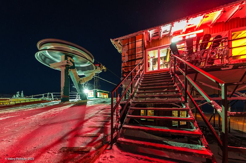 фридом, кафе, фристайл, подъемник, гора зелёная, сибирь, зима, вечер, закат, маджента, шерегеш, горная шория Заходите к нам на огонёк… фото превью