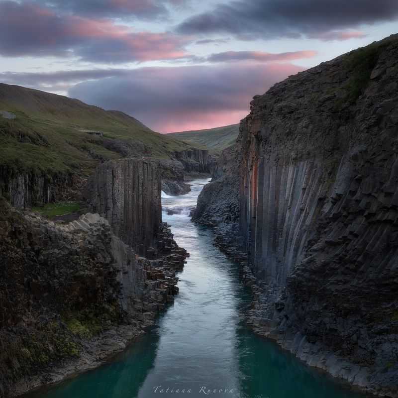 Закат в каньоне с базальтовыми колоннами. Студлагил фото превью