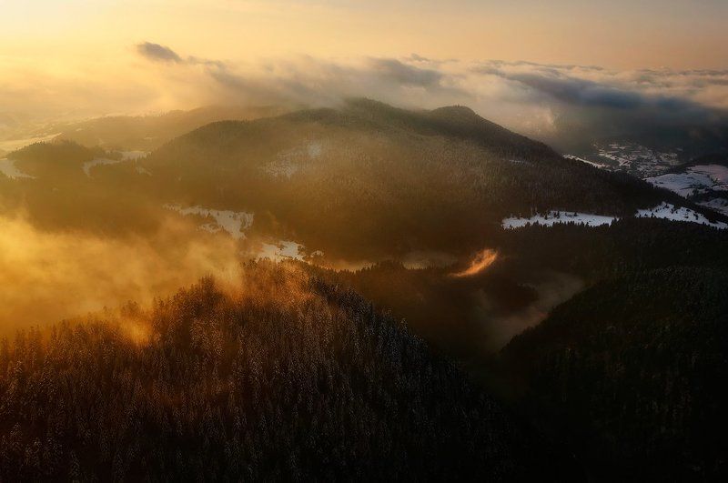 pieniny poland mountains fog cloud winter morning  Golden morning in Pieniny mountains фото превью