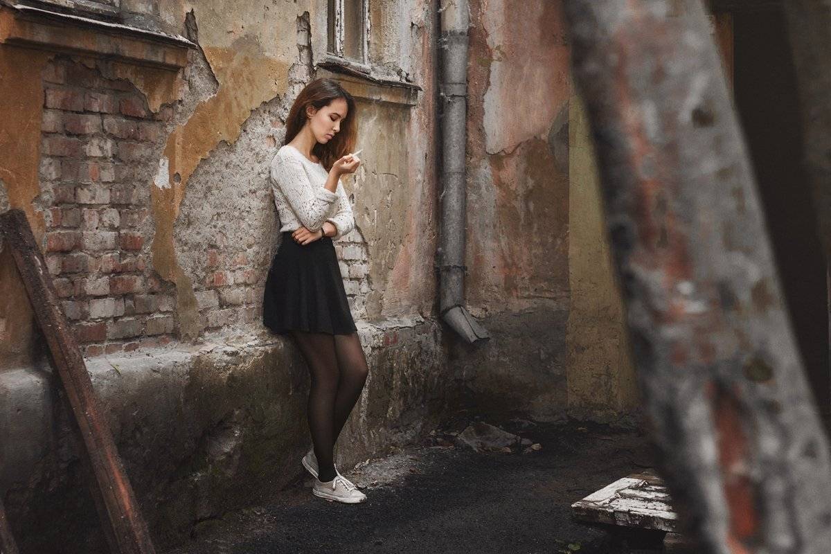 girl,ivankopchenov,natural light,outdoor,portrait,иванкопченов,портрет,портрет девушки,двор, сигарета, печаль, грусть, одиночество, осень, Иван Копченов