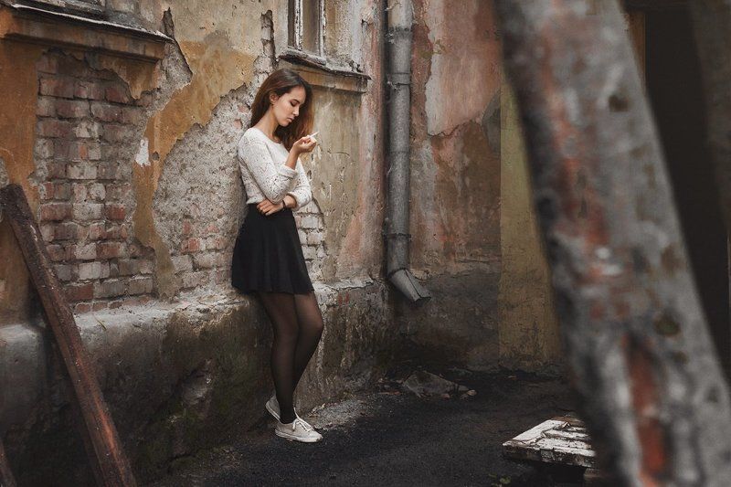 girl,ivankopchenov,natural light,outdoor,portrait,иванкопченов,портрет,портрет девушки,двор, сигарета, печаль, грусть, одиночество, осень Марина фото превью