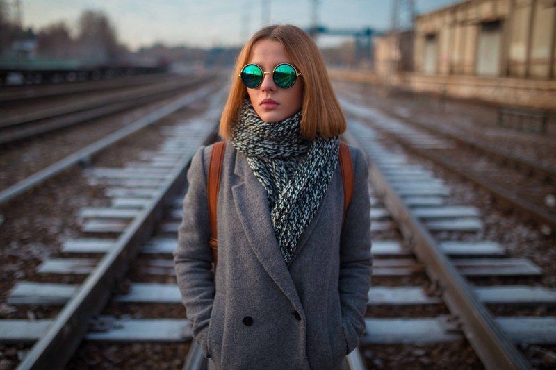 девушка, дорога, линии, композиции, пальто, свет, очки, композиция, линии, станция Алёна фото превью