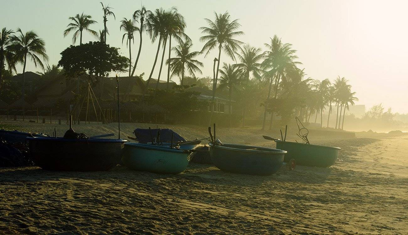 Вьетнам, утро, рассвет, экзотика, пальмы, рыбацкие лодки, круглые лодки , бамбуковые. , Марина Мудрова