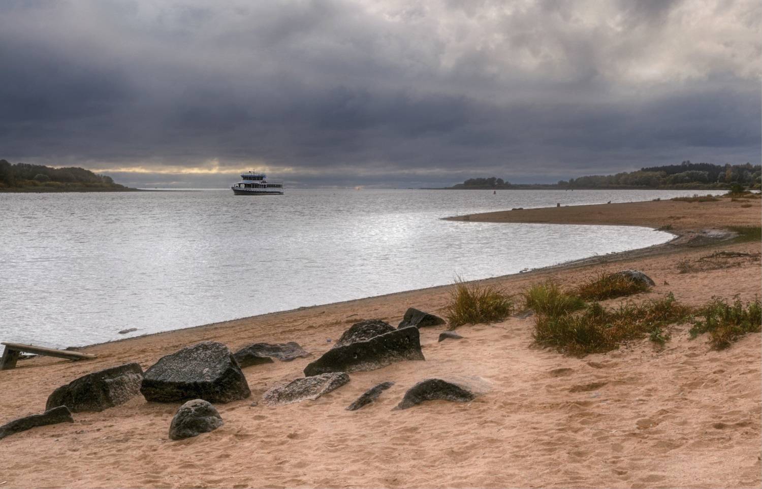 река камни кораблик облака, Вера Петри