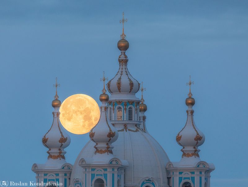 Смольный собор на фоне Луны фото превью