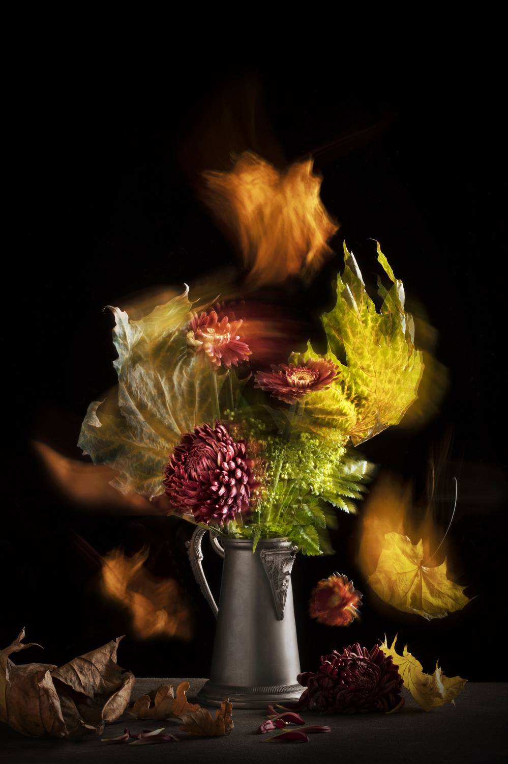 длинная выдержка, букет, кувшин, осень, листья, осенние, цветы, сухие, букет в вазе,оловянный кувшин, винтаж, старый, оранжевый, черный фон, движение, ветер, Kostomarova Alla