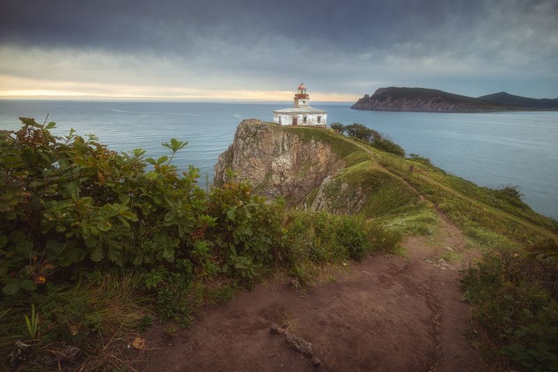 россия приморский край приморье ольгинский район маяк балюзек море скала осень приключение фотопутешествие дмитрий подкопаев Маяк Балюзек фото превью