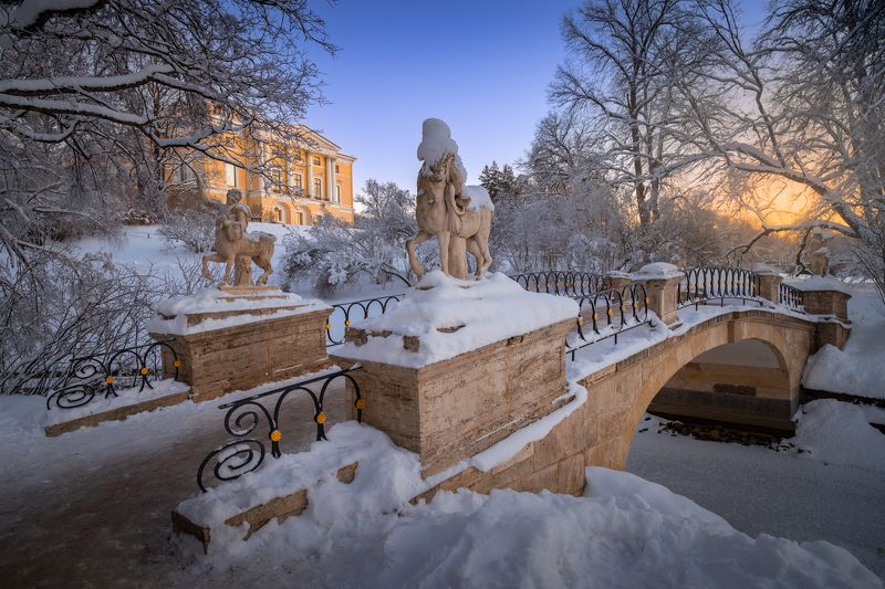 Мост с кентаврами в морозный вечер фото превью