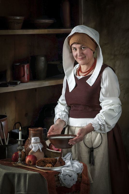 Женщина, молоко, свеча, пирог, ренессанс, старина, реконструкция костюма. Miri and milk фото превью