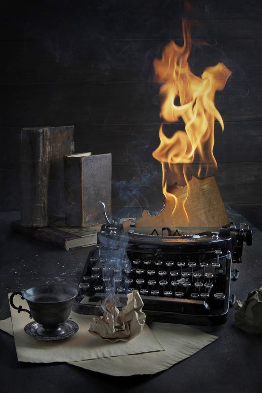 писатель, рукопись, вдохновение,творчество, пишущая машинка, огонь, горение, бумага, скомканная бумага, напиток, темный фон, чашка, кофе, стимул, грусть, муза, Потерянное вдохновение фото превью