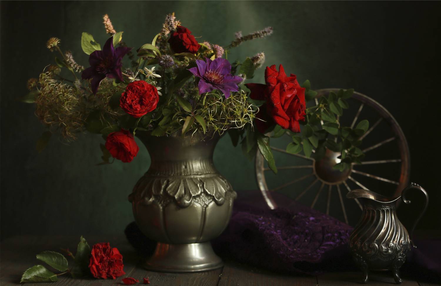 Розы клематисы ваза, Алёна