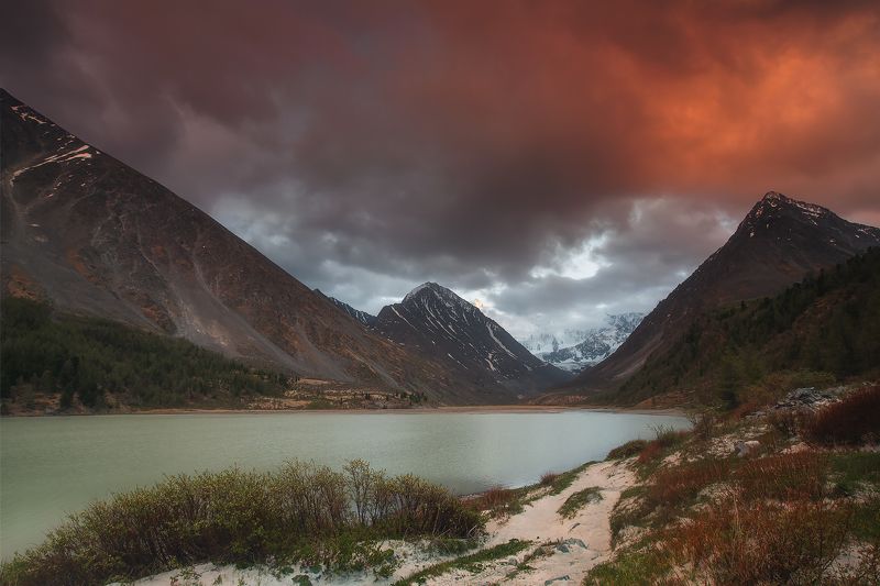 алтай, аккем, белуха, горы Пожар на Аккеме фото превью