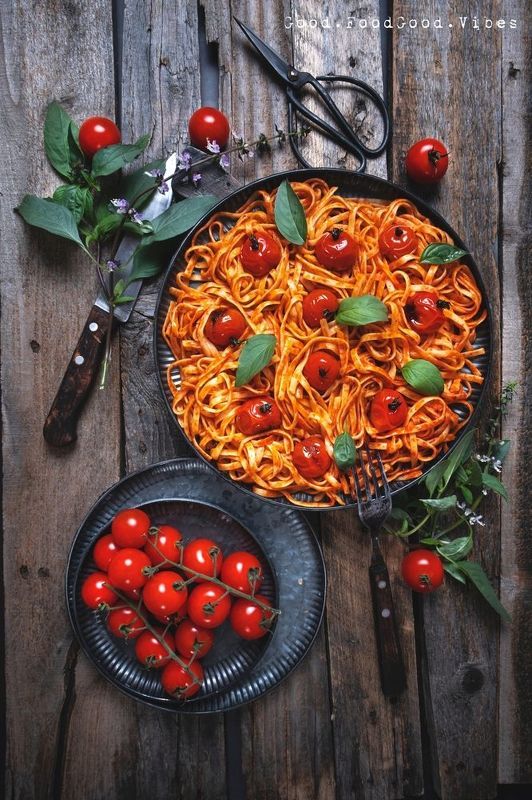 italian,food,interior,light,dark,wood,red,green, Spagetti фото превью