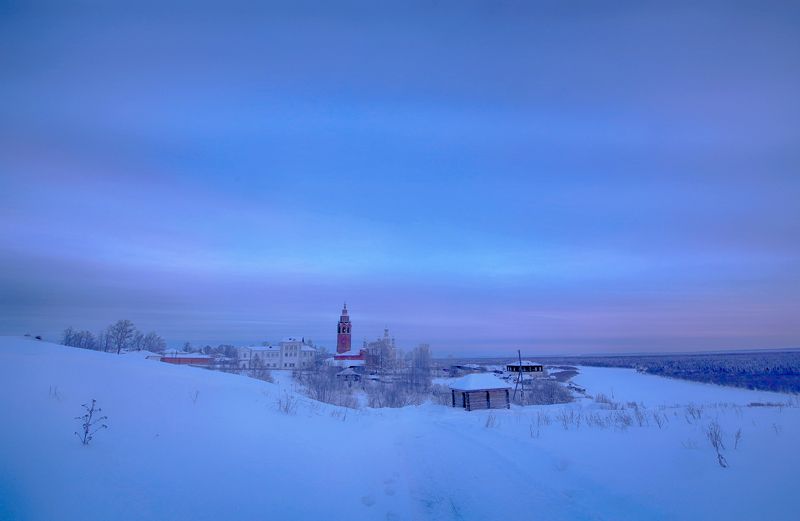 Холодное утро в северном  городе Чердынь фото превью
