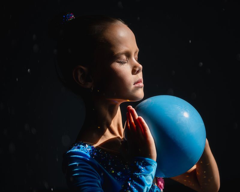 Девочка с голубым мячом фото превью