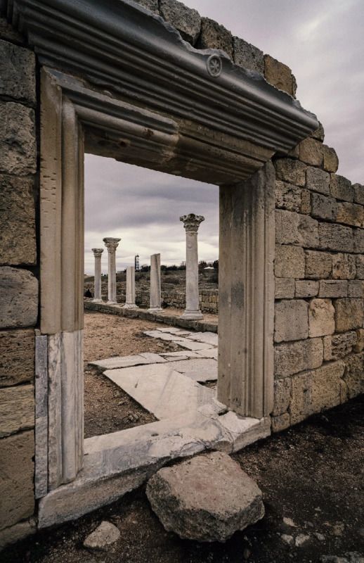 архитектура, античность, древность, монументальность, история, культурное наследие, цивилизация, эллада, херсонес таврический, атмосферное, загадочное, севастополь, россия Врата нерушимой вечности. фото превью