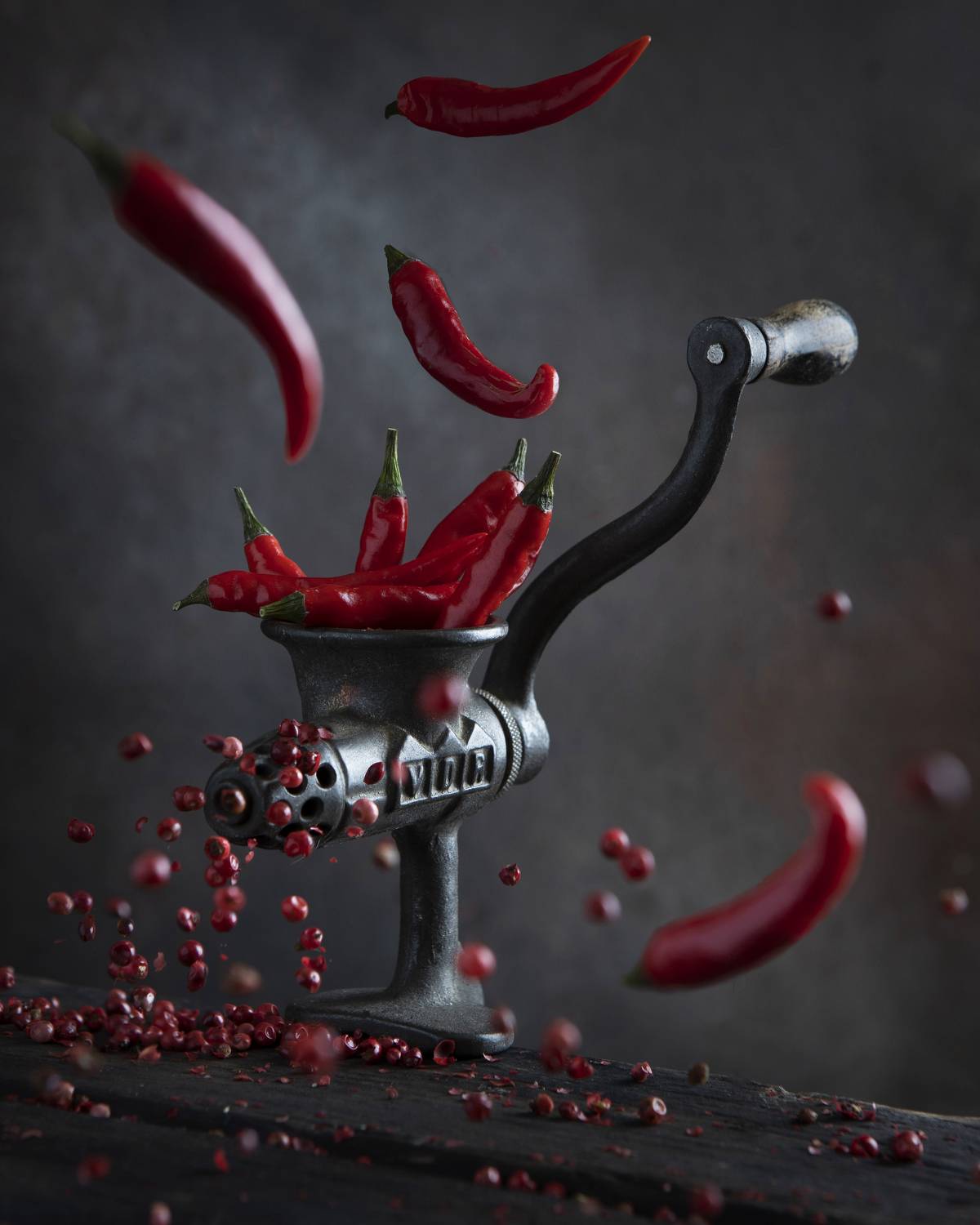 натюрморт, перец, острый, жгучий, красный, стручок, мельница, измельчитель, круглый, небольшой, винтаж, металлическая, падают, движение, летят, рассыпать, много, Kostomarova Alla