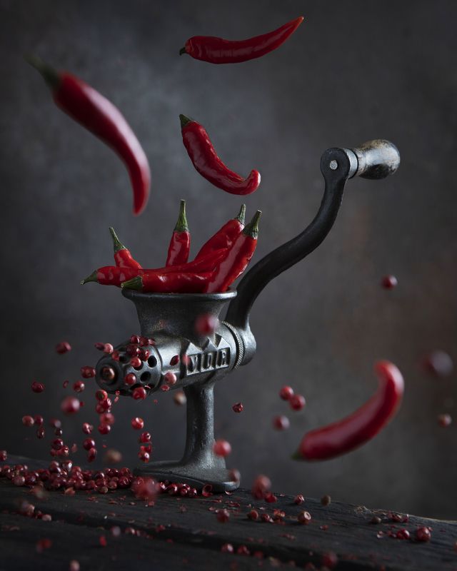 натюрморт, перец, острый, жгучий, красный, стручок, мельница, измельчитель, круглый, небольшой, винтаж, металлическая, падают, движение, летят, рассыпать, много Жгучий перчик фото превью