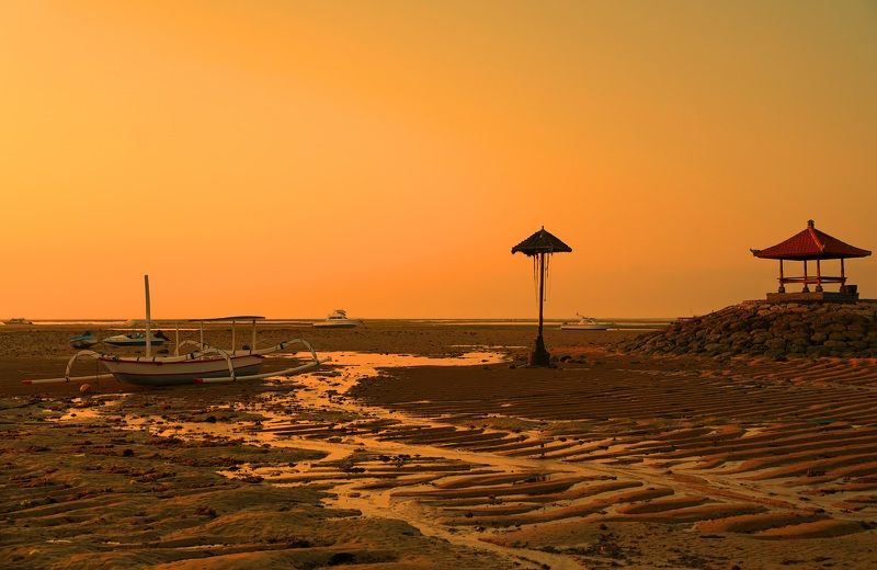 dawn, sunrise, shore, sea, ocean, sky, horizon, boat, color, light, reflection, landscape, nature, morning, bright, jukung, low tide Low tide time фото превью