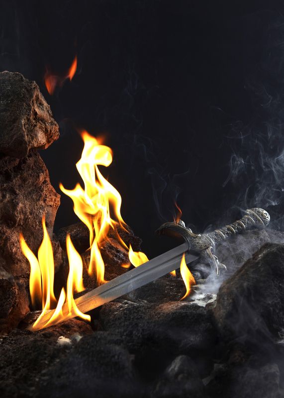 кинжал, рыцарь, бой, средневековье, доблесть, подвиг, честь, поединок, копия, ричард, львиное сердце, король, натюрморт, постановка, оружие, металл, пламя, гореть, полыхать, история, Закаленный в боях фото превью
