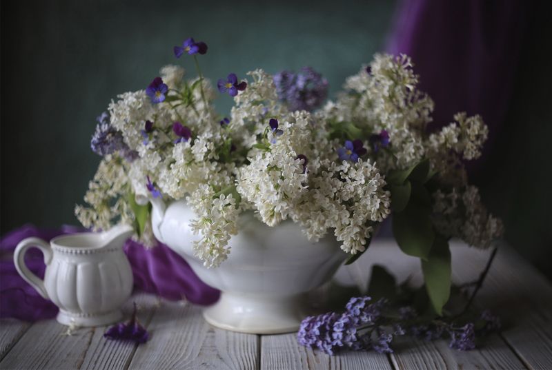Сирень с фиалками фото превью
