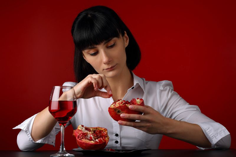 девушка, красивая, стильная, гранат, фрукты, студия, прическа, мода, рубашка, красный, белый, фон, бокал, вино Девушка с гранатом фото превью