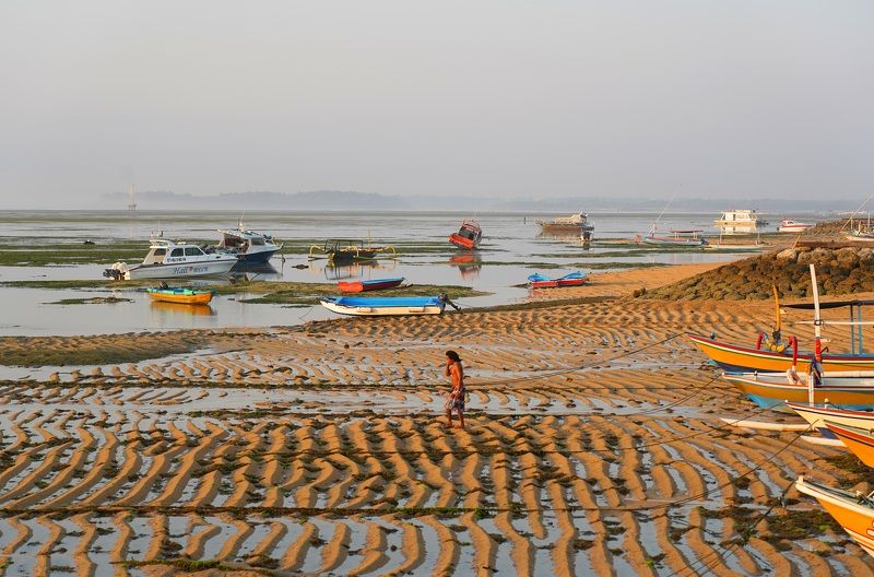 dawn, sunrise, shore, sea, ocean, sky, horizon, boat, color, light, reflection, landscape, nature, morning, bright, jukung, low tide Low tide time фото превью