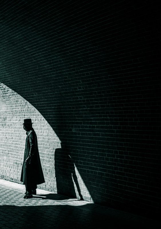 актер,улица,архитектура,тень Artist фото превью