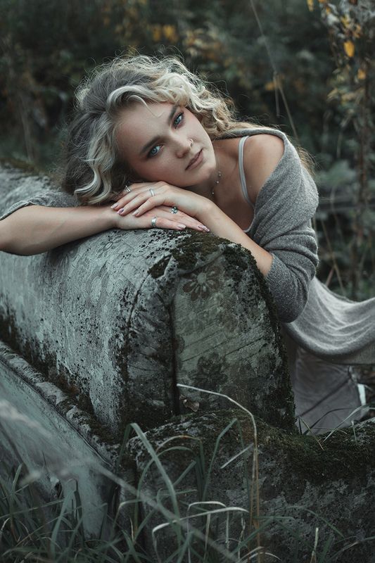 диван, портрет, девушка, осень, сухая листва София фото превью