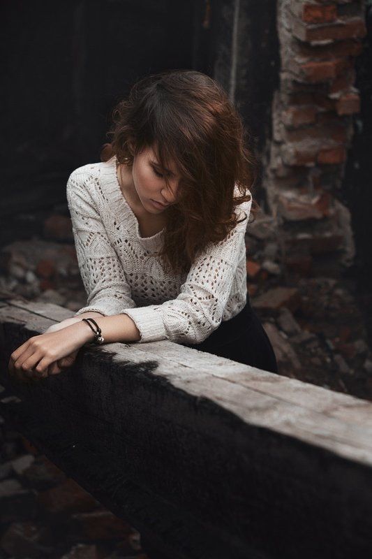 mood,girl,ivankopchenov,natural light,outdoor,portrait,иванкопченов,портрет,портрет девушки,город, печаль, грусть,пожар,руины Марина фото превью
