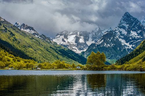 Туманное форельное озеро в ущелье Гоначхир
