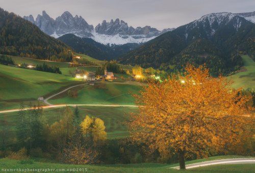 Италия. Лунный вечер в деревне Santa Maddalena